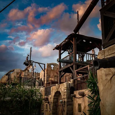 فندق Pirates World 5*