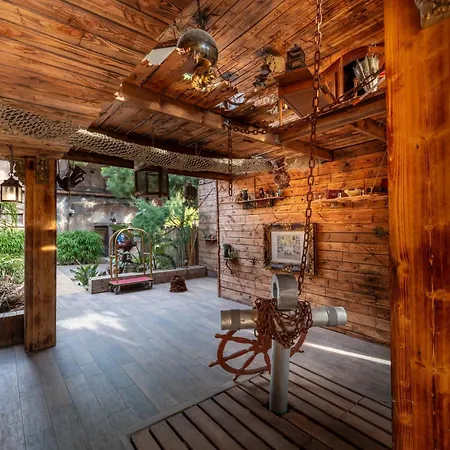 فندق Pirates World