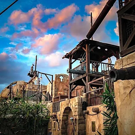فندق Pirates World آجد